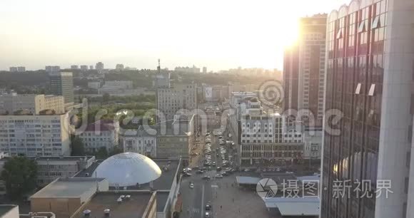 日出在城市上空，特写在现代市中心基辅天际线建筑的轮廓。 4k4096x2160像素