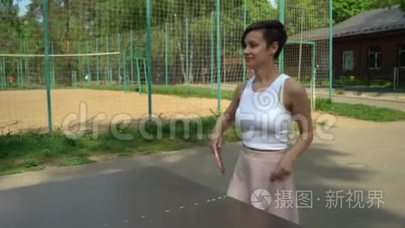 带球拍乒乓球的女人视频
