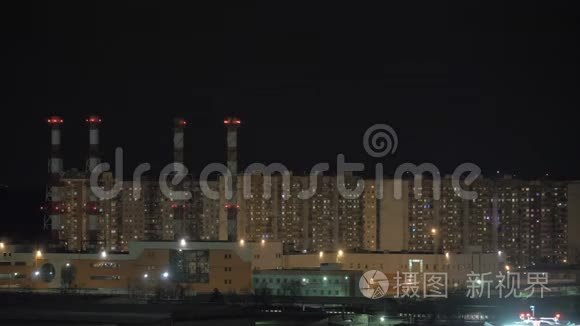 夜间城市公寓综合体和热电厂视频