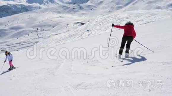 滑雪者滑下山，向山坡上的另一个人发誓