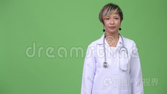 成熟美丽的多民族女医生视频
