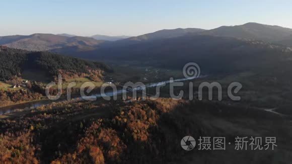 乌克兰喀尔巴阡山脉的空中自然景观。 秋天的山水有山有林有河.. 舒适的木制乡村