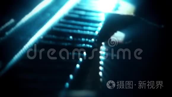 男子弹钢琴-双手合拢-动作背景