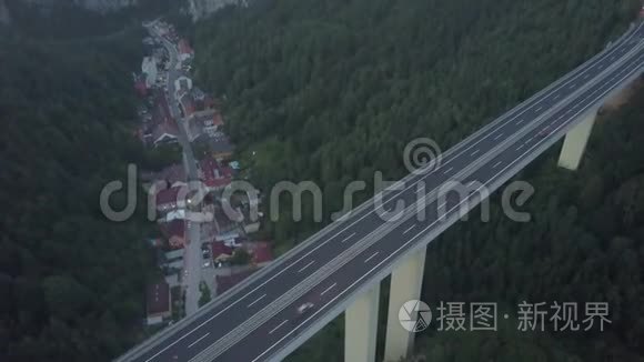 傍晚在山上的公路桥和隧道视频