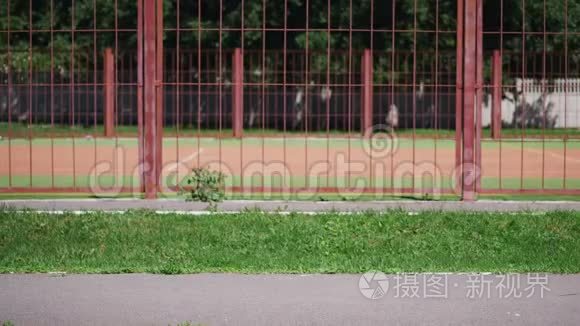 两个女孩骑户外自行车