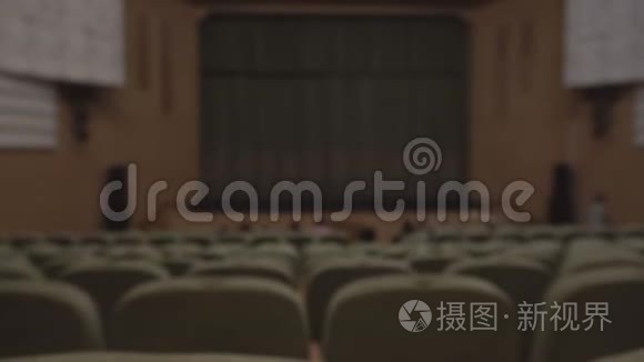 波什维剧院的舞台在那里演出，背景模糊