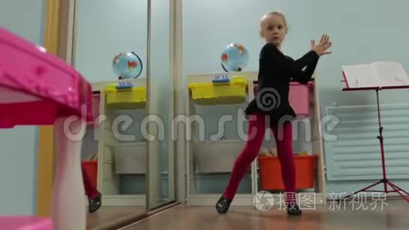 小女孩芭蕾舞演员跳视频