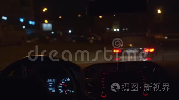 夜间驾驶POV.. 仪表板灯亮了