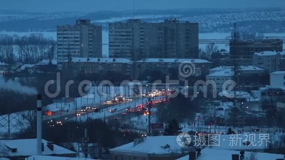 工业概念。 住宅建筑。 有很多车的交通