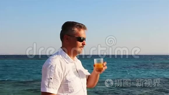 一个人从杯子里喝着美味的橙汁视频