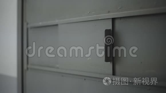 手机门窗口用手打开和关闭视频