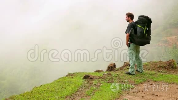 尼泊尔喜马拉雅山徒步旅行的白人男性游客