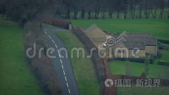 汽车穿过农村地区的农舍视频