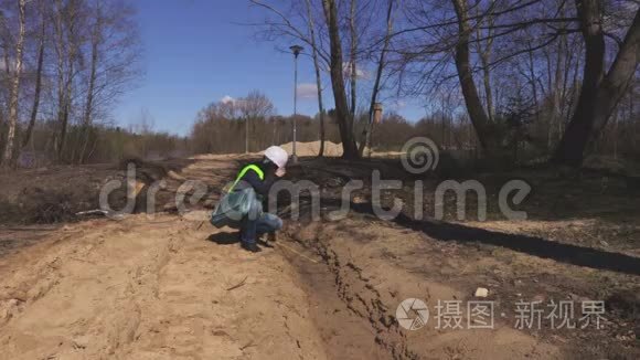 女工程师检查各地沟渠的深度视频