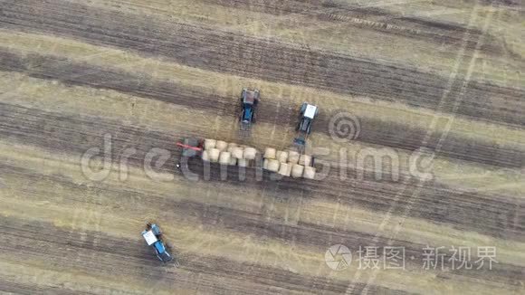 干草在田里加工成圆捆视频