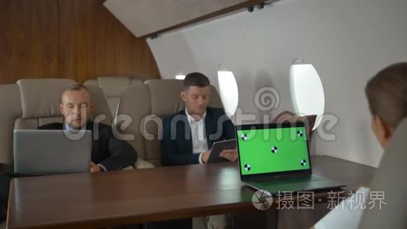 商人们在公司飞机上开会视频