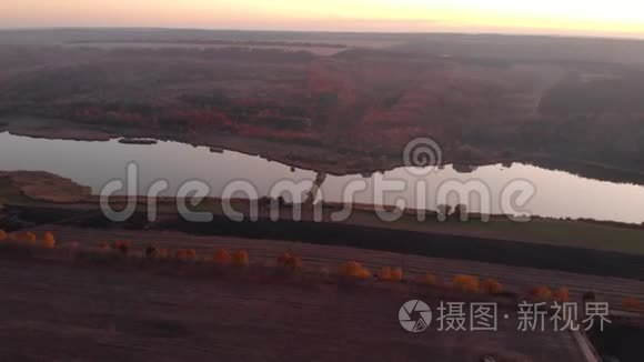 无人机拍摄的景色秋景黄昏夕阳水库大坝在农村与黑暗和粮食