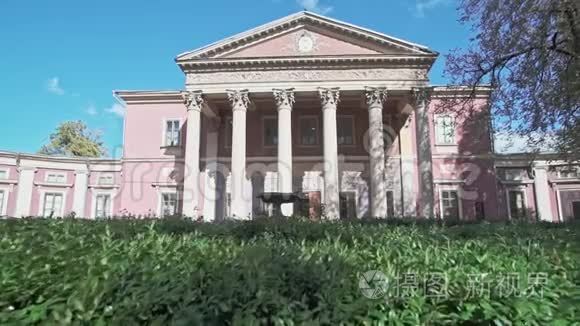 敖德萨美术博物馆是19世纪早期建筑的纪念碑，始建于1899年。