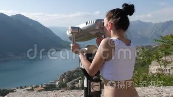 一位年轻女子欣赏群山之美视频