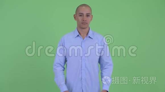 快乐的秃头多民族商人，双臂交叉微笑