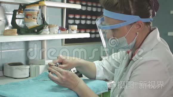 牙科技师在牙科实验室制作假牙视频