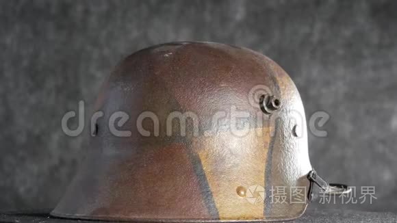 古董二战德国头盔旋转