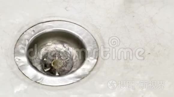 厨房水槽的下水道里的水视频