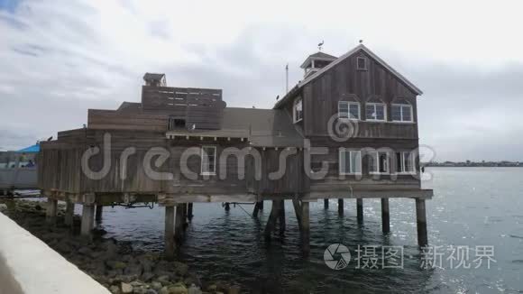 圣地亚哥海港村海滨的旧木屋视频