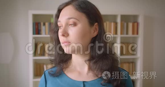 在大学图书馆里，年轻漂亮的白种人女学生正兴高采烈地看着镜头的特写镜头