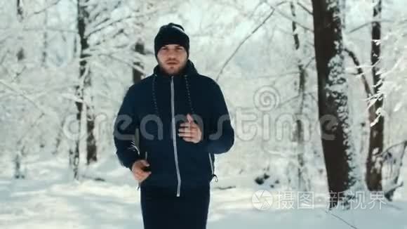 运动男在冬季城市公园晨跑视频