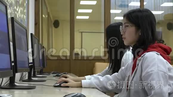 一群亚洲学生在训练中使用电脑视频