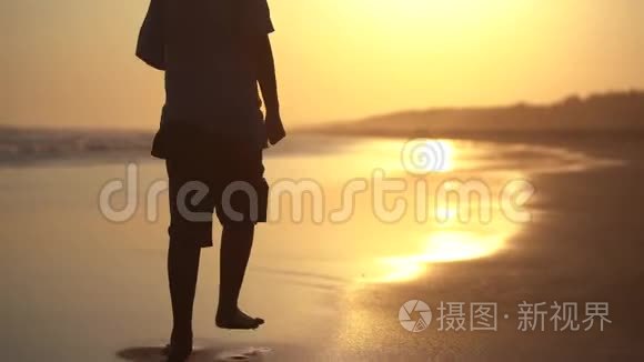 少年儿童在海滩上奔跑的剪影视频