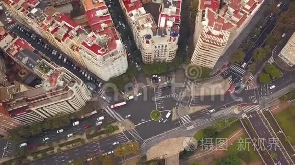 汽车在巴伦西亚的街道上行驶视频