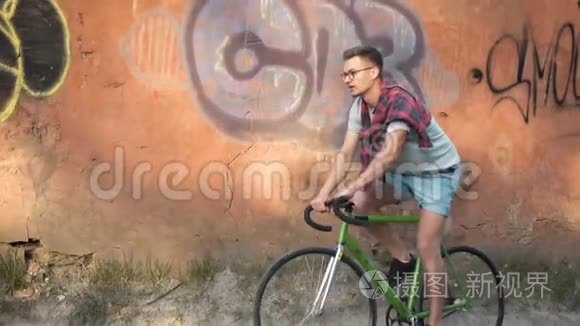 男孩骑自行车靠近涂鸦墙视频