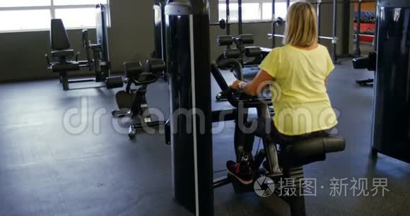 4k健身室做背部运动的老年妇女