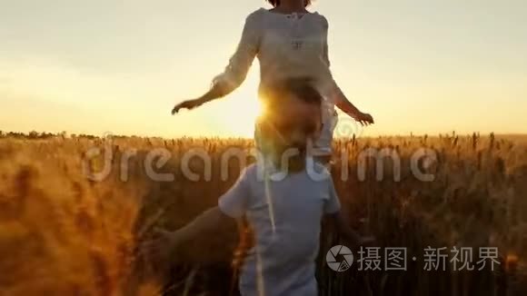 孩子和他的母亲正在夕阳的映衬下，缓慢地在麦田里奔跑