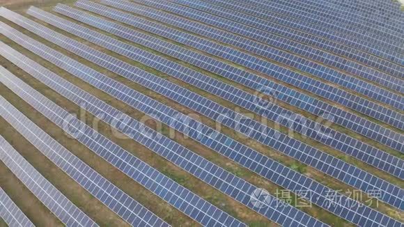 太阳能电池板的空中景观农场太阳能电池与阳光。