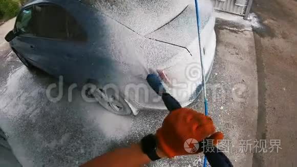 年轻人用肥皂在他的车上视频