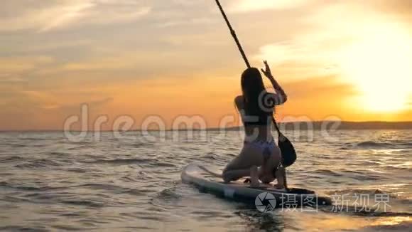 一个女孩在水上的特殊木板上冲浪。