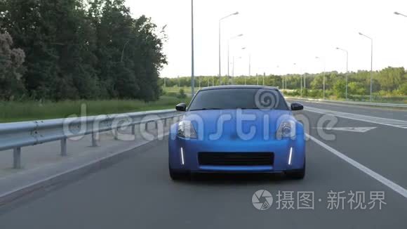 蓝色跑车在城市高速公路上行驶视频