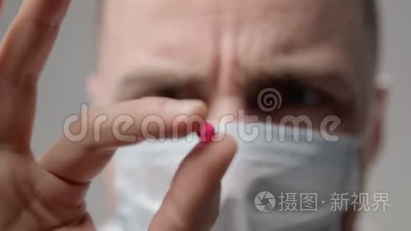 戴口罩的年轻医生检查药丸视频
