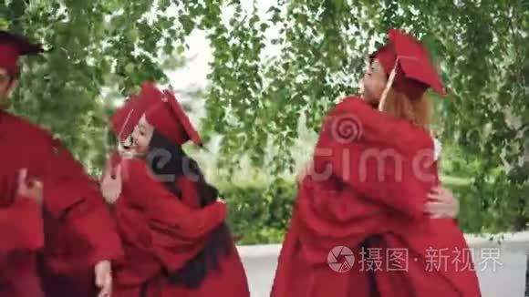 毕业典礼结束后，身穿长袍手拿砂浆板的毕业生朋友们互相祝贺