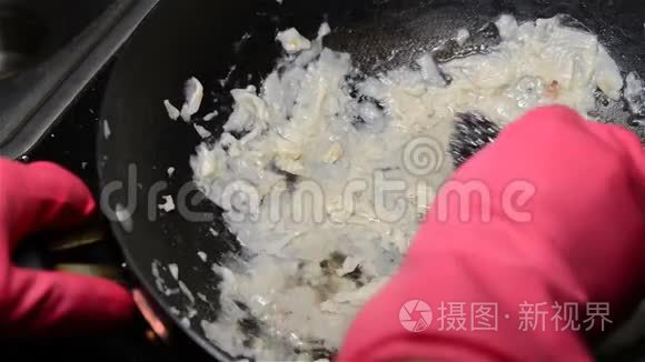 在厨房里用粘稠的食物洗手锅