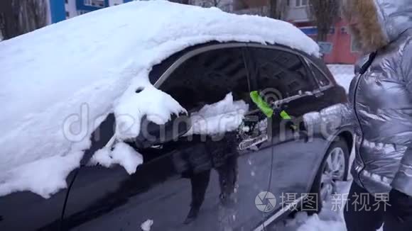 女人用雪刷擦车视频