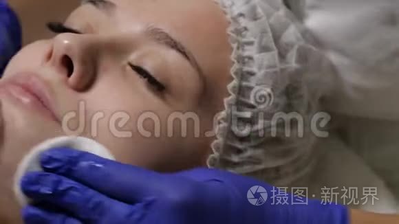 化妆师清洁面部皮肤视频