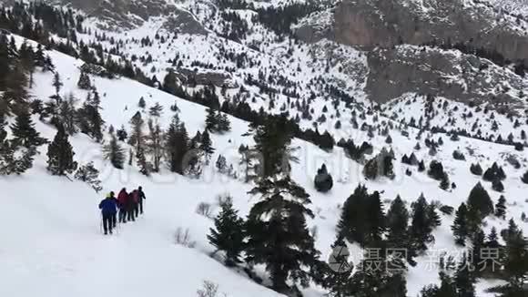 登山者在雪天徒步旅行视频
