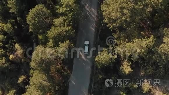 汽车在公路上行驶的航拍镜头视频