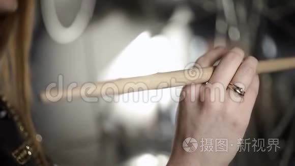 女人拿着鸡腿。 行动。 特写美女手专业扭鼓槌.. 专业女性