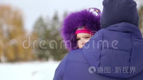 在乡间散步时父亲背着女儿肩视频
