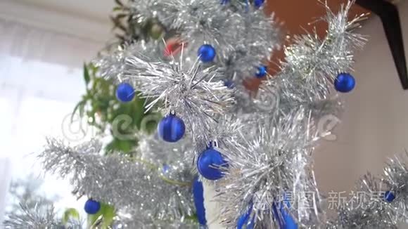 孩子们房间里`圣诞树上装饰着闪闪发光的圣诞装饰品。